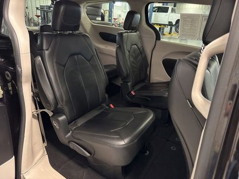 Used 2017 Chrysler Pacifica Touring-L FWD image 15