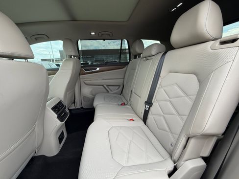 Used 2024 Volkswagen Atlas SE w/ Panoramic Sunroof Package image 17