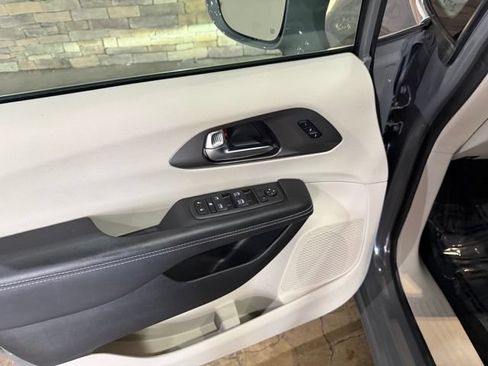 Used 2022 Chrysler Pacifica Touring-L AWD/4WD image 12