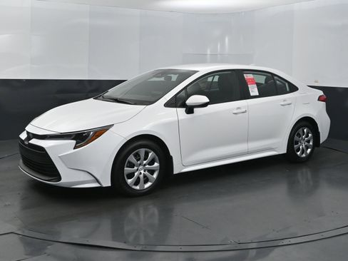 Used 2025 Toyota Corolla LE image 1