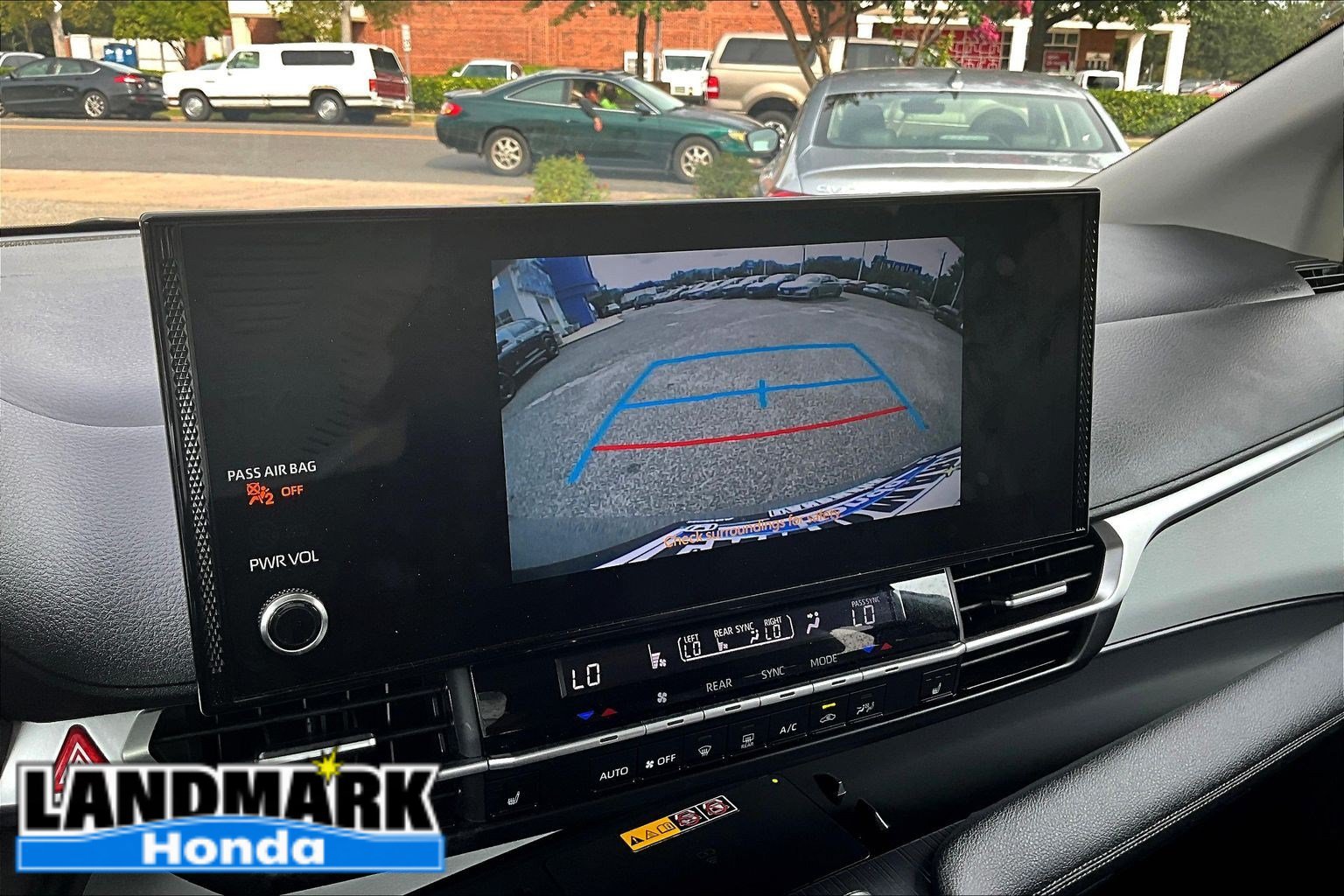 Used 2025 Toyota Sienna XLE FWD image 23