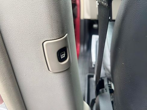 Used 2016 Chrysler Town & Country Touring image 31