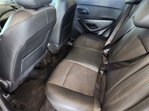 Used 2022 Chevrolet Trax LT w/ LT Convenience Package image 12