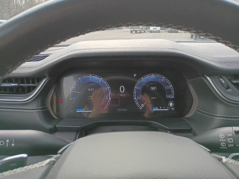 Used 2023 Jeep Grand Cherokee Limited w/ Black Appearance Package AWD/4WD image 18