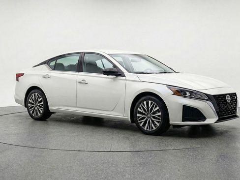 Used 2025 Nissan Altima 2.5 SV image 1