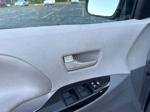 Used 2012 Toyota Sienna LE w/ Towing Pkg FWD image 11