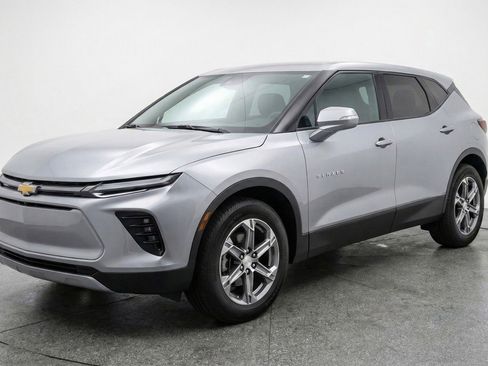 Used 2025 Chevrolet Blazer LT FWD image 3