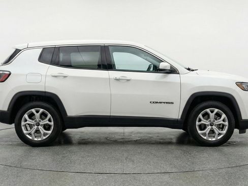 Used 2025 Jeep Compass Latitude image 5