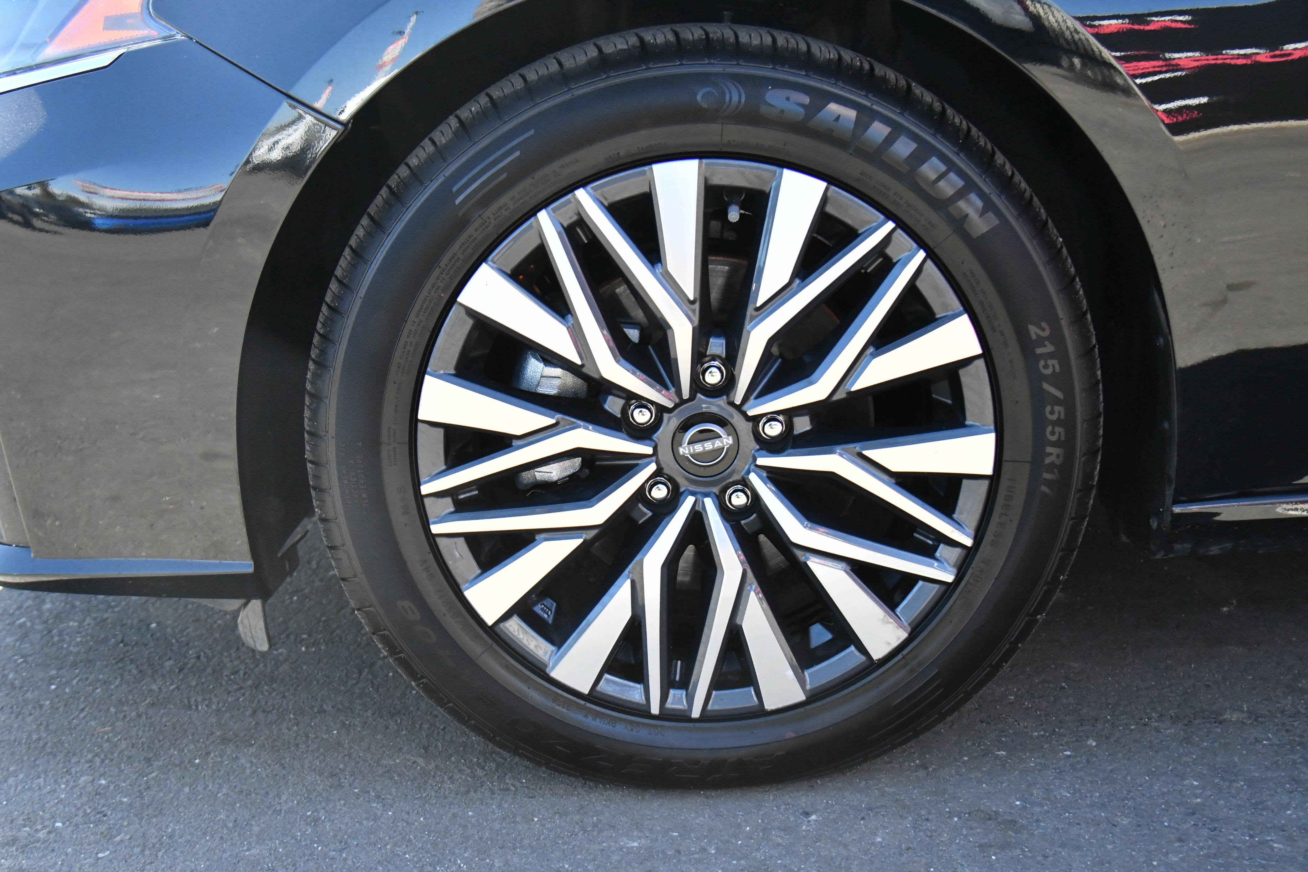 Used 2025 Nissan Altima 2.5 SV FWD image 12
