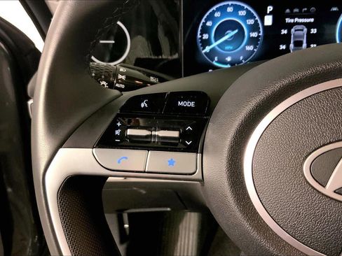 Used 2025 Hyundai Elantra Limited image 18