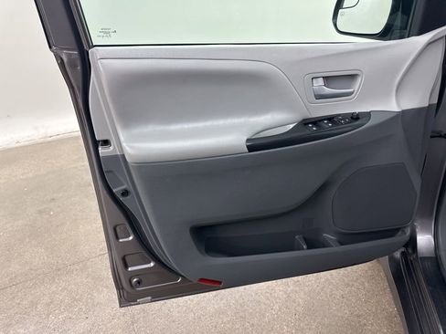 Used 2019 Toyota Sienna LE image 27
