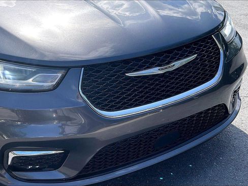 Used 2023 Chrysler Pacifica Touring-L FWD image 36