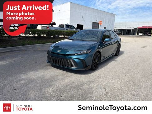Used 2025 Toyota Camry SE FWD image 1