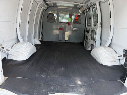 Used 2007 Chevrolet Express 2500 RWD image 16