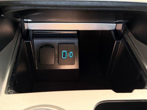 Used 2022 Ford Explorer Platinum w/ Equipment Group 601A AWD/4WD image 33