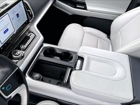 Used 2025 Ford Expedition Max Platinum AWD/4WD image 15