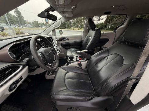 Used 2019 Chrysler Pacifica Touring-L FWD image 12