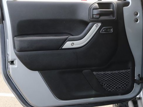 Used 2017 Jeep Wrangler Unlimited Rubicon image 12