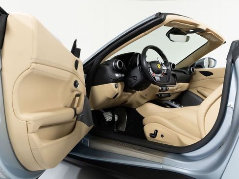 Used 2022 Ferrari Portofino M RWD image 31