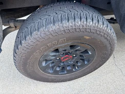 Used 2018 Toyota Tacoma TRD Sport w/ Technology Package AWD/4WD image 10