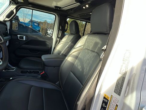 Certified 2024 Jeep Wrangler Sahara w/ Technology Group image 17
