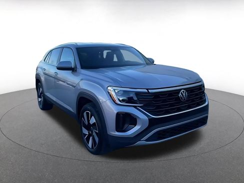 Used 2025 Volkswagen Atlas Cross Sport SE image 3