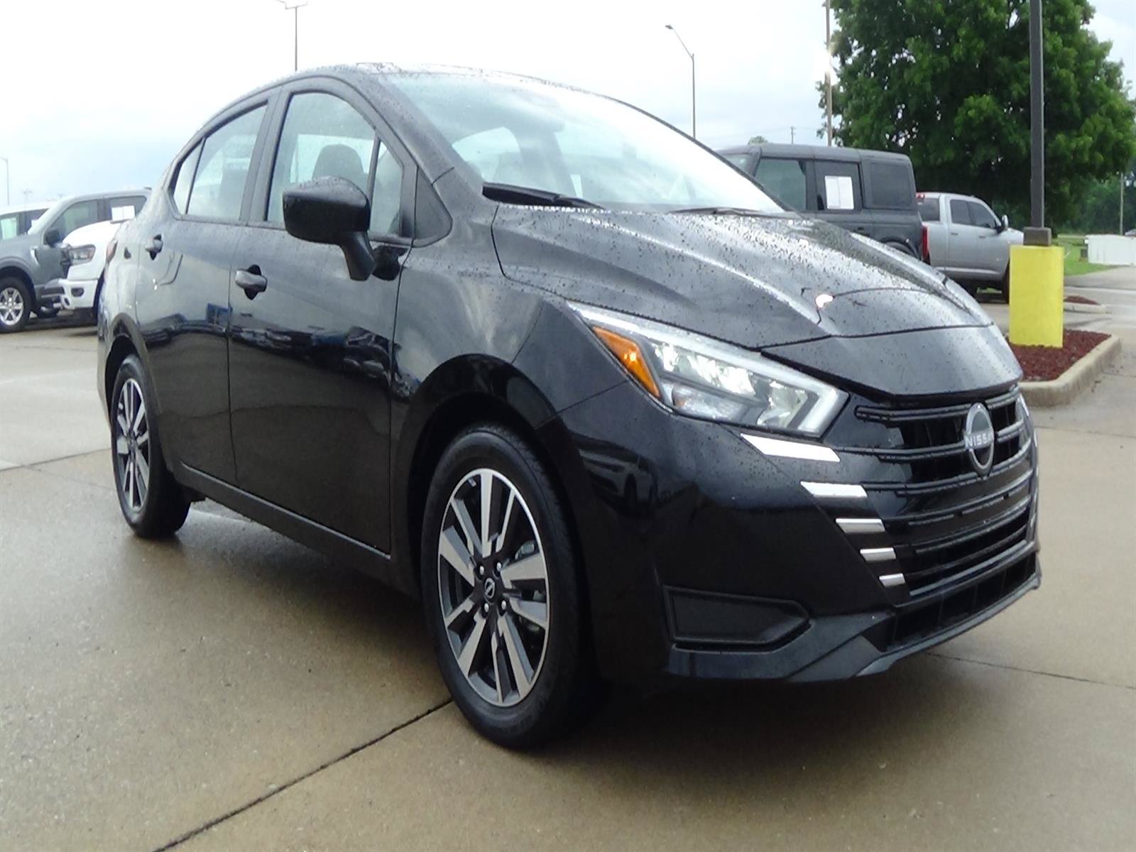 Used 2025 Nissan Versa SV FWD image 4