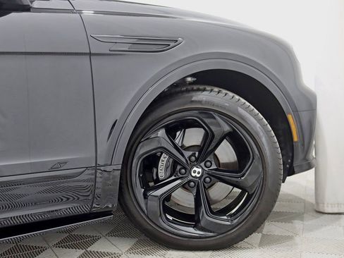 Used 2024 Bentley Bentayga Plug-In Hybrid image 14