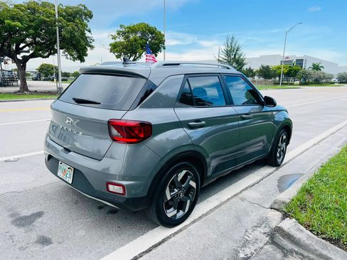 Used 2022 Hyundai Venue SEL FWD image 5
