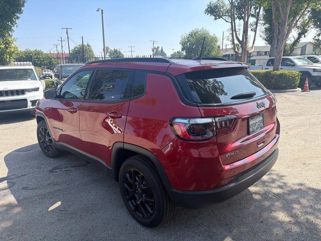 Used 2026 Jeep Compass Latitude AWD/4WD image 3