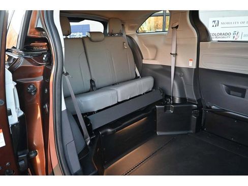 Used 2022 Toyota Sienna XLE image 17