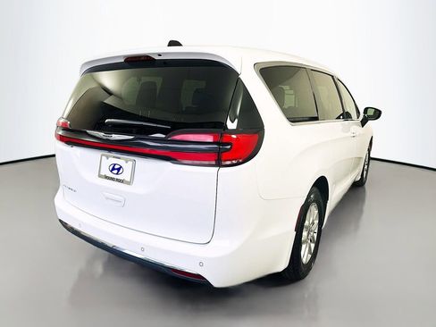 Used 2024 Chrysler Pacifica Touring-L image 5