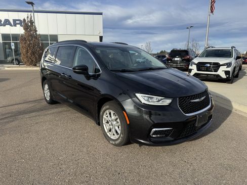 Used 2022 Chrysler Pacifica Touring-L image 6
