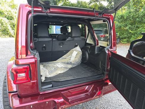 Used 2021 Jeep Wrangler Unlimited Sahara AWD/4WD image 12