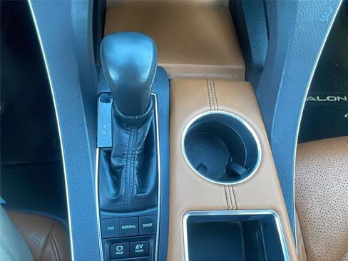 Used 2019 Toyota Avalon Limited image 28