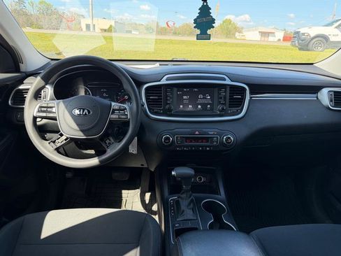 Used 2019 Kia Sorento FWD V6 image 5