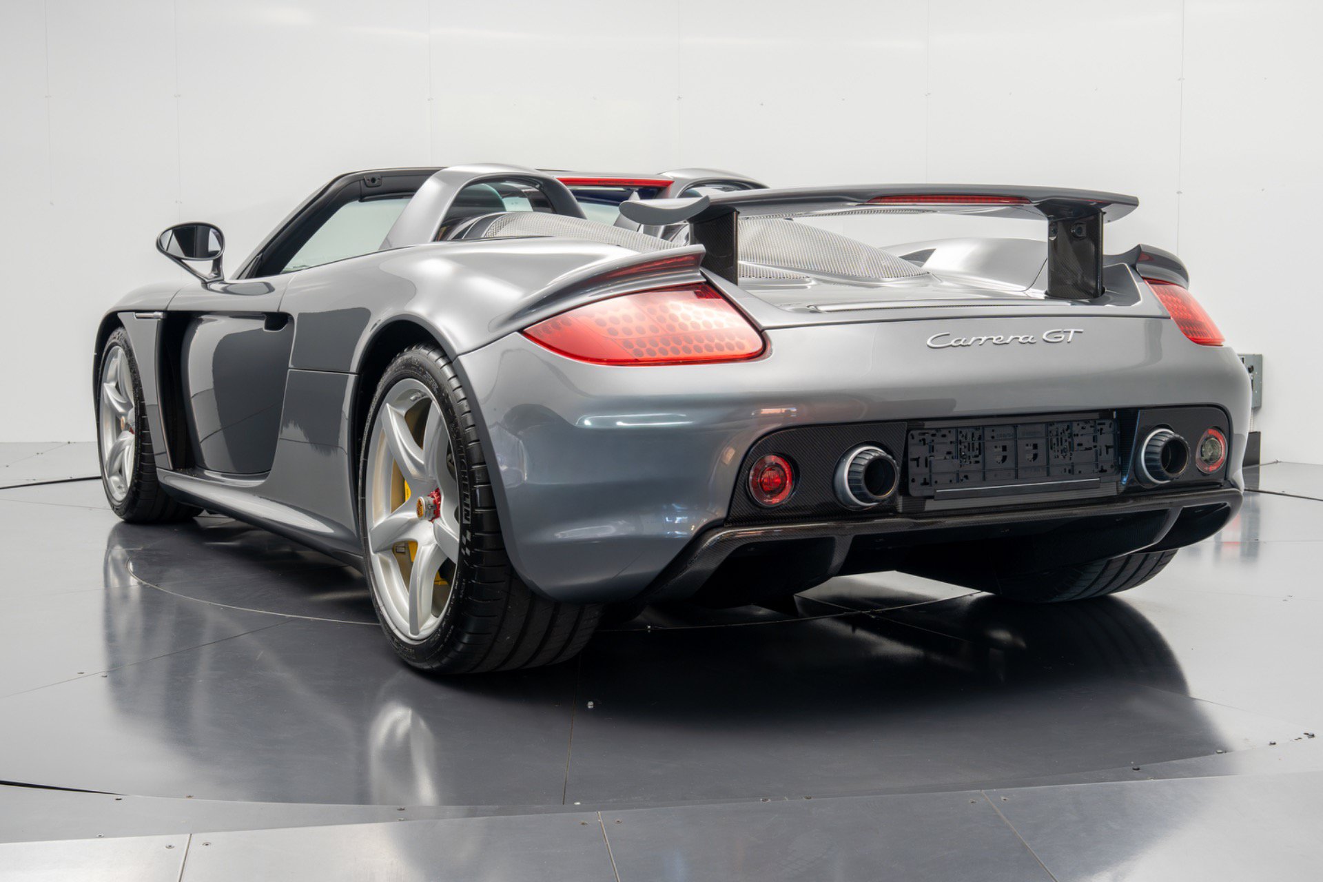 Used 2004 Porsche Carrera GT RWD image 6