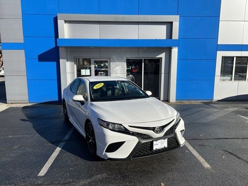 Used 2018 Toyota Camry L image 2