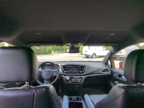 Used 2022 Chrysler Pacifica Touring-L w/ S Appearance Package FWD image 13