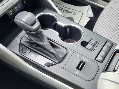 Used 2022 Toyota Highlander L image 19