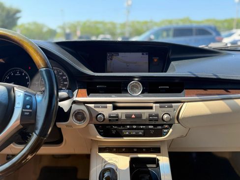 Used 2015 Lexus ES 350 w/ Ultra Luxury Package FWD image 28