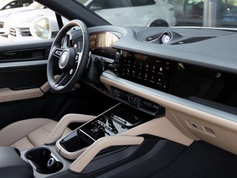 Certified 2025 Porsche Cayenne Coupe image 39
