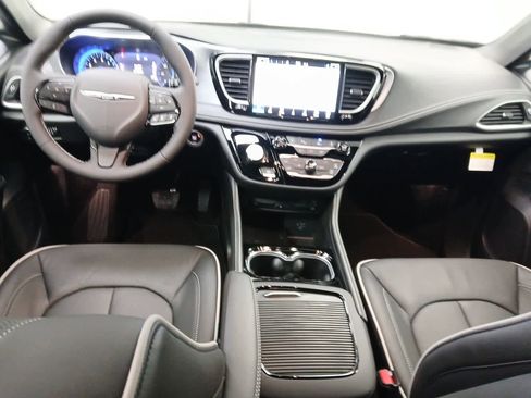 New 2026 Chrysler Pacifica Limited w/ Uconnect Theater Family Group image 13