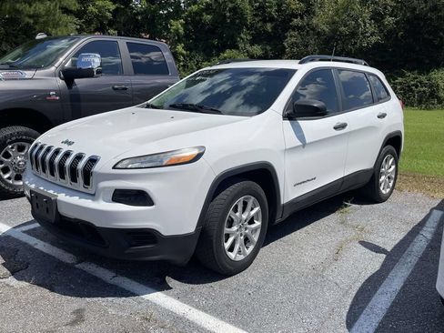 Used 2016 Jeep Cherokee Sport FWD image 4