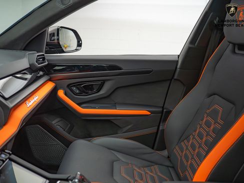 Used 2025 Lamborghini Urus SE image 33