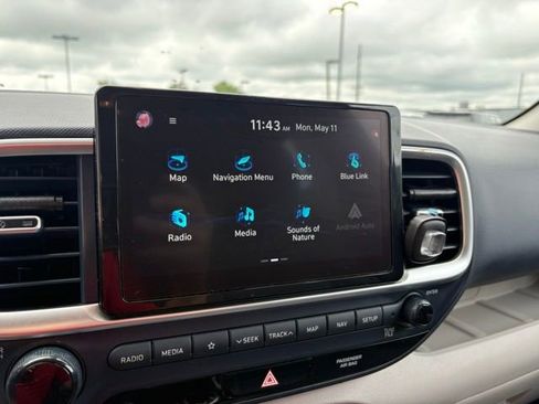 Used 2021 Hyundai Venue FWD image 17
