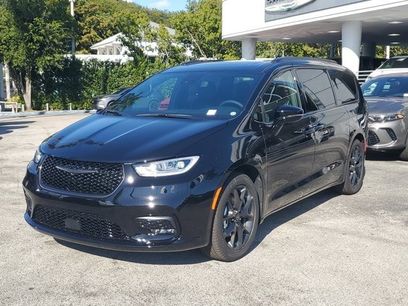 New 2026 Chrysler Pacifica Limited w/ S Appearance Package