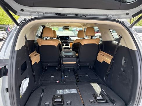 Used 2024 Kia Carnival EX FWD image 36