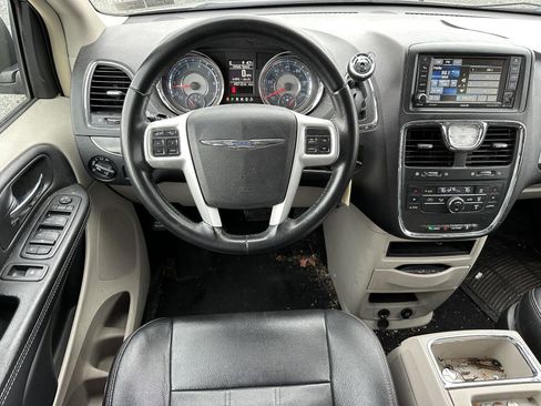 Used 2016 Chrysler Town & Country Touring image 12