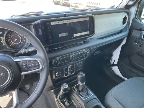 Used 2025 Jeep Wrangler Sahara image 18